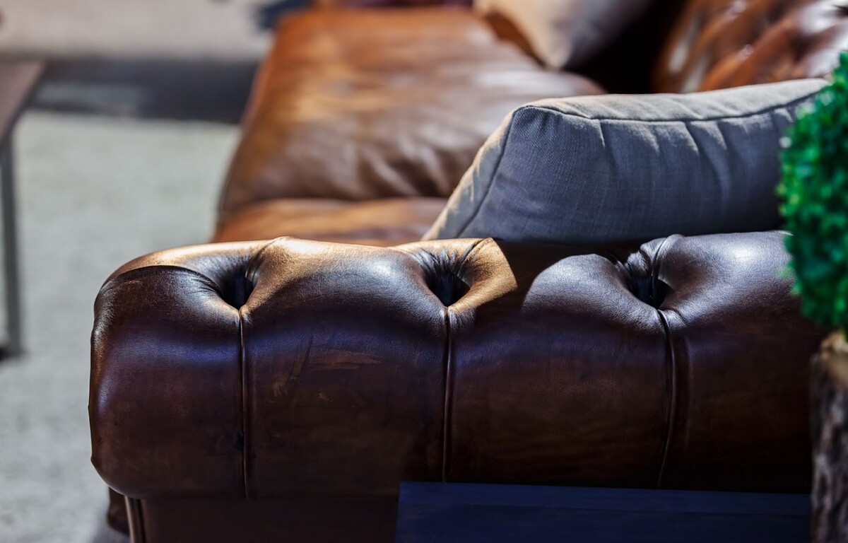 Cómo diferenciar en un sofá la piel auténtica de la sintética
