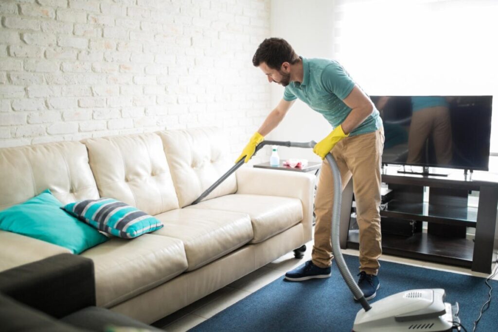 Consejos para mantener limpia la tapicería del sofá - Muebles Rio