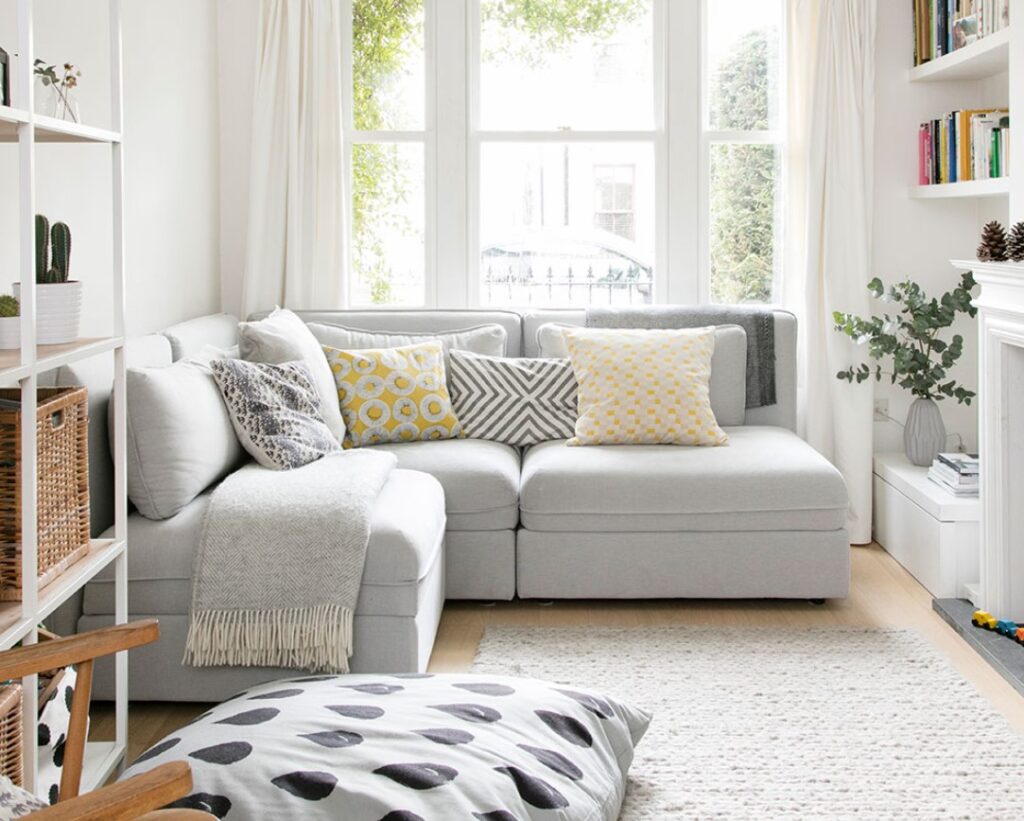 Sofa decorativa con cojines suaves y colores originales en el