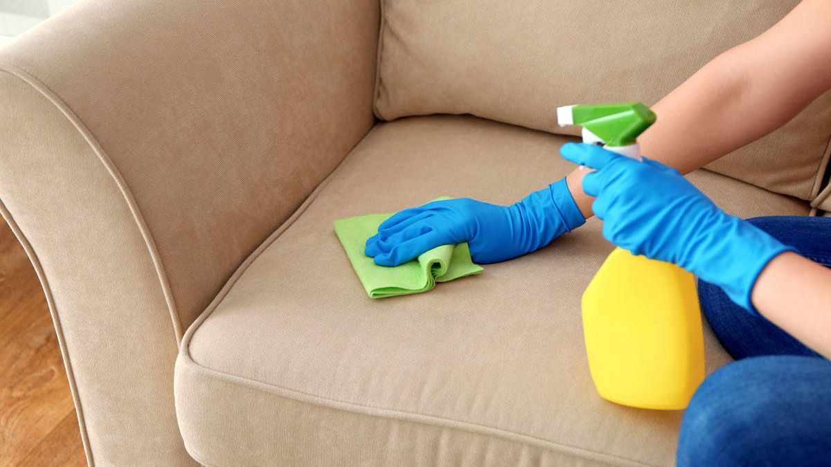 CÓMO LIMPIAR UN SOFÁ DE TELA  Cómo limpiar la tapicería del sofá